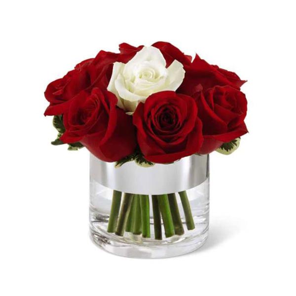 Le Bouquet Expressions D Amour De Ftd Est Une Declaration D Amour Qui Exprime Vos Intentions Une Couronne De Roses Rouges Entourent Une Magnifique Fleur Blanche Depose Dans Un Vase En Verre Avec Une Le Bouquet Expressions D Amour De Ftd Est Une Declaration D Amour Qui Exprime Vos Intentions Une Couronne De Roses Rouges Entourent Une Magnifique Fleur Blanche Depose Dans Un Vase En Verre Avec Une