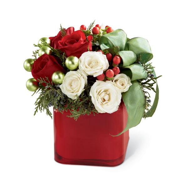 Les Roses Rouges Les Rosettes Blanches Les Baies D Hypericum Rouges Et Les Verdures Saisonnieres Creent Un Look Superbe Avec Des Boules En Verre De Couleur Verte Et Un Ruban De